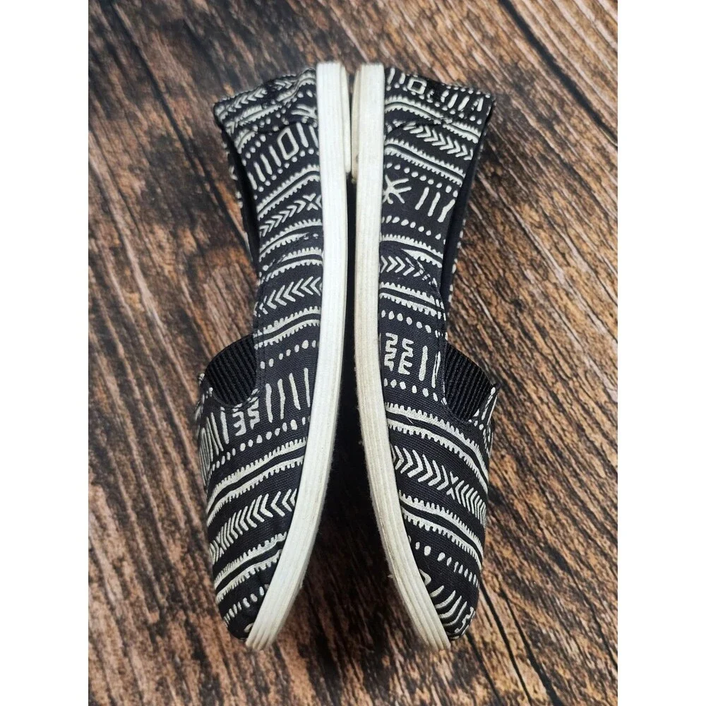 Blowfish Flat Shoes Fabric Uppers Slip On Black White Tribal Womens 9.5